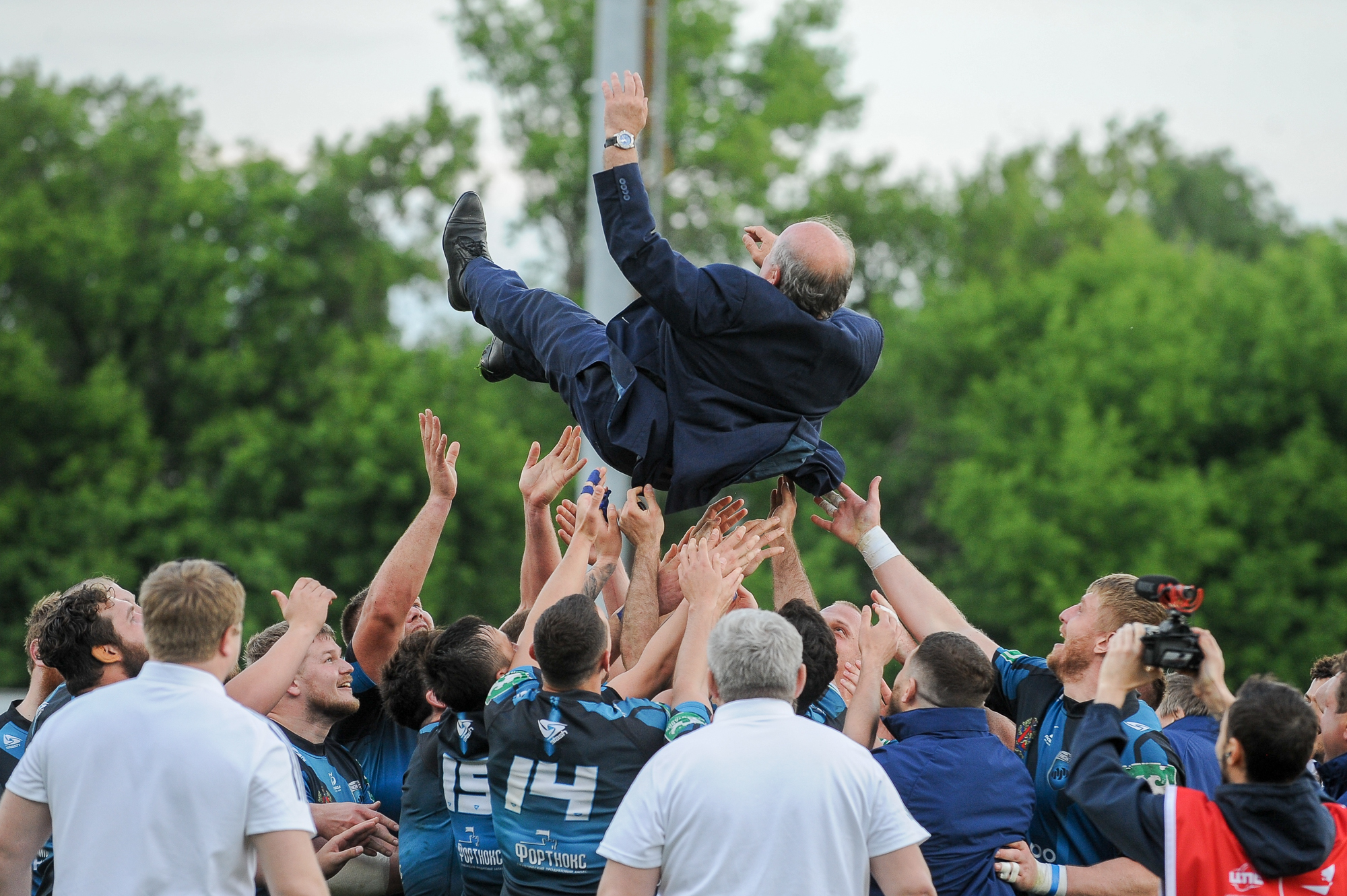 Спортивные комментарии. Регбийные клубы России. Чемпионская высадка. 3 Вопроса про регби. Фото флаг России с регбийным мячом.